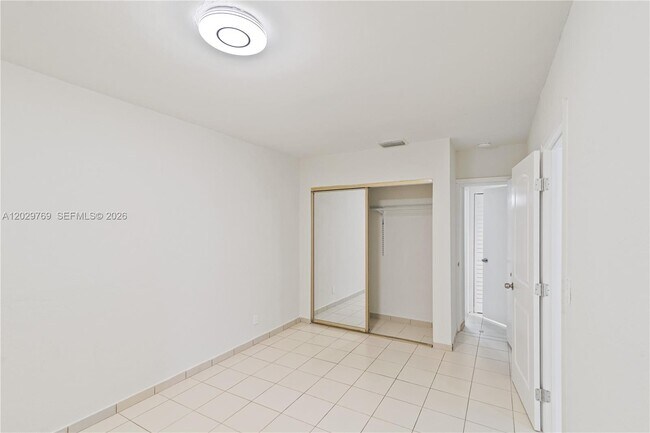 Building Photo - 210 E 61st St
