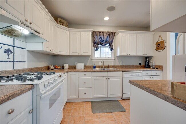 Building Photo - Fully furnished with all essentials