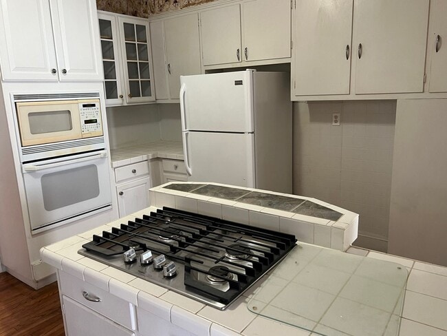 Building Photo - Home with 2 Bedrooms, 2 Baths with Bonus/C...