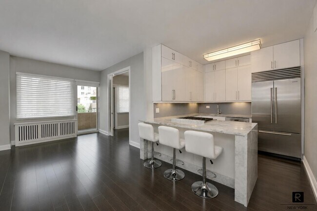 Building Photo - 58 W 58th St