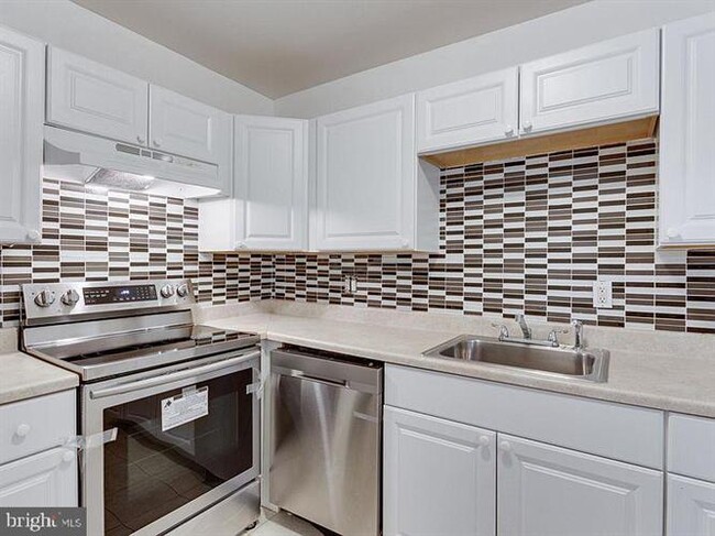 Building Photo - 2621 Glengyle Dr