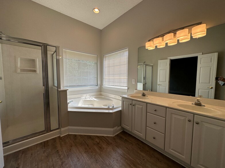 Building Photo - 4722 Lone Tree Ct