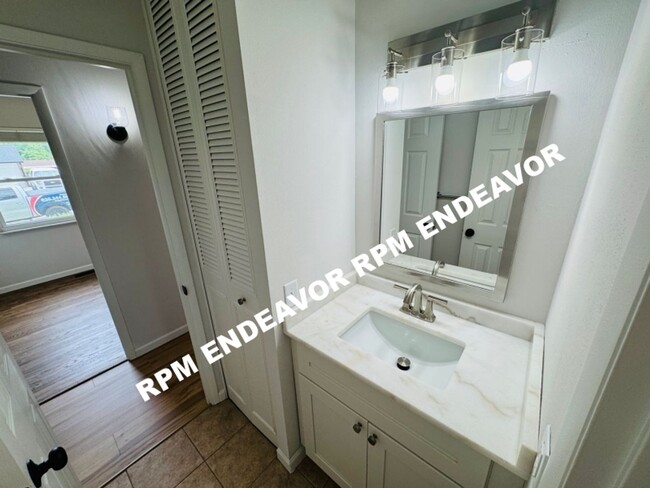 Building Photo - Modern 3-Bed Home in Quiet Neighborhood. F...
