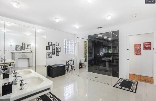 The master bedroom bathroom - 7960 Hawthorne Ave