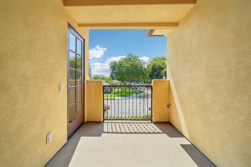 Upstairs balcony - 1404 S Alta Vista Ave