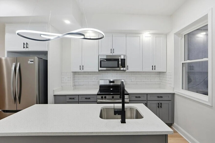 Building Photo - 744 N Patterson Park Ave