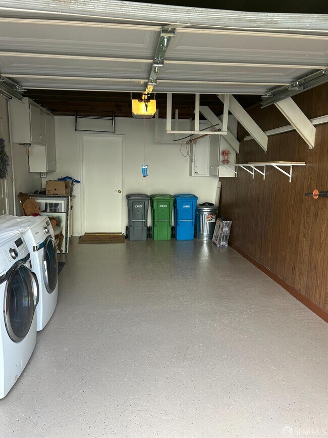 Building Photo - 255 Molimo Dr