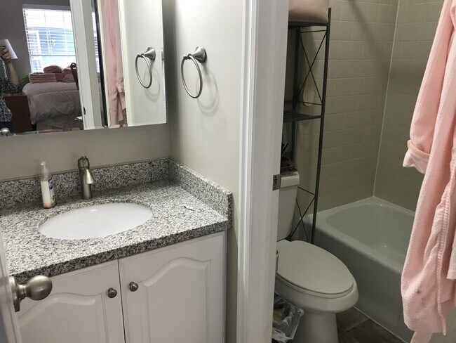 Building Photo - 986 900 E