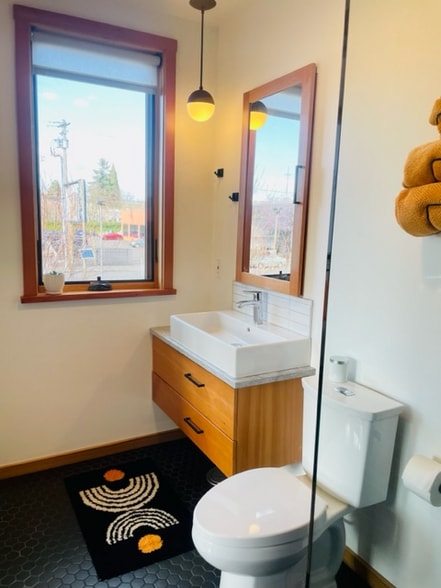 Building Photo - 231 NE Hancock St