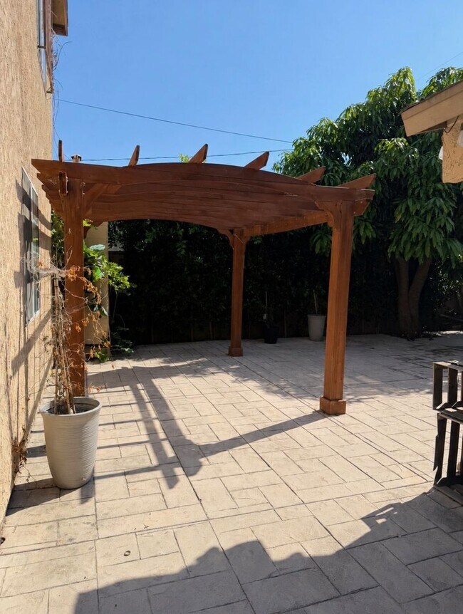 Building Photo - 5 Bed 3 Bath House Available Now!