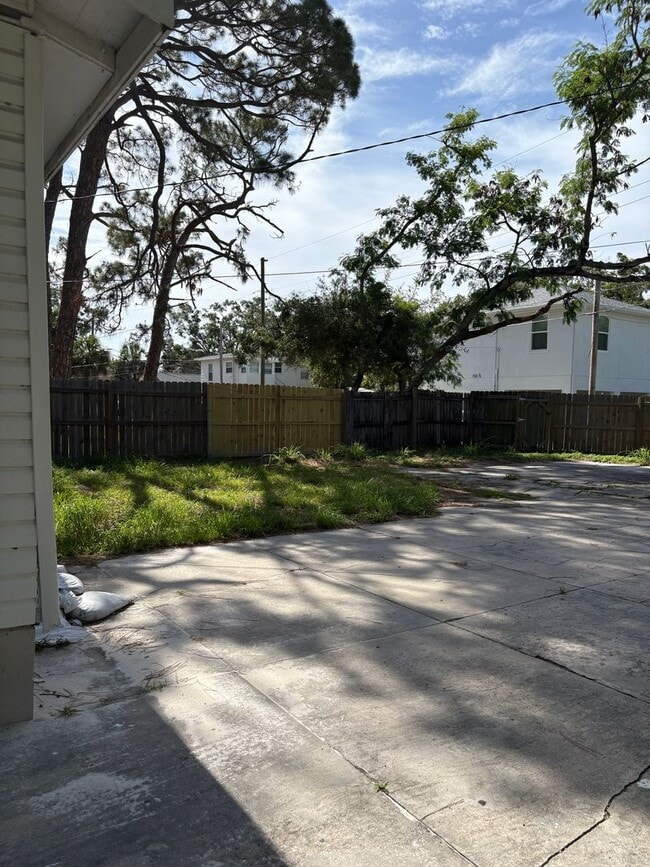 Building Photo - Large 4 bedroom 1 Bath House for rent