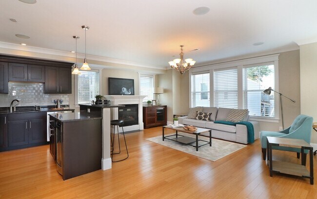 Primary Photo - 276 Bowen St