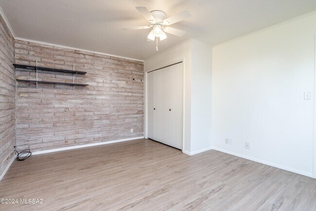 Building Photo - 667 W Las Lomitas Rd