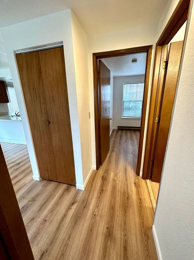 Building Photo - 2 Bed 1 Bath in heart of Bellingham Receive a $250 Amazon gift card upon move in!!