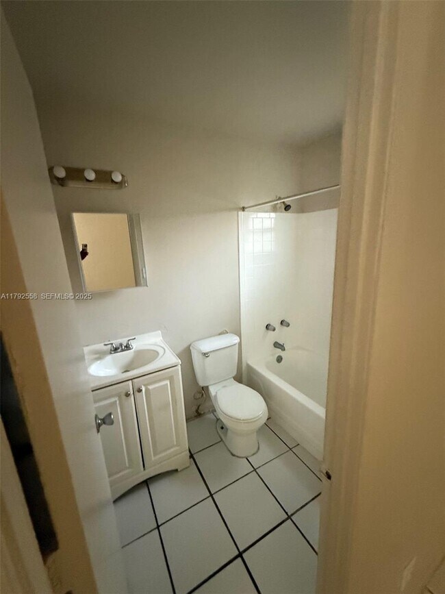 Building Photo - 1014 NW 6th Ave