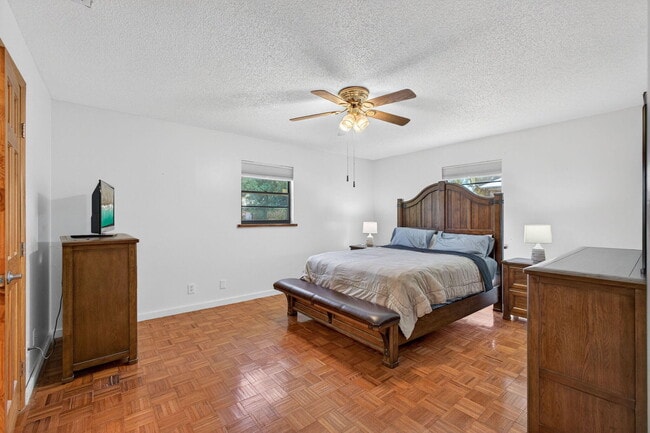 Building Photo - 6012 Hickory Dr