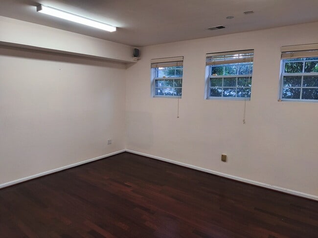 Building Photo - Exceptional End-Unit Townhome with Expansi...