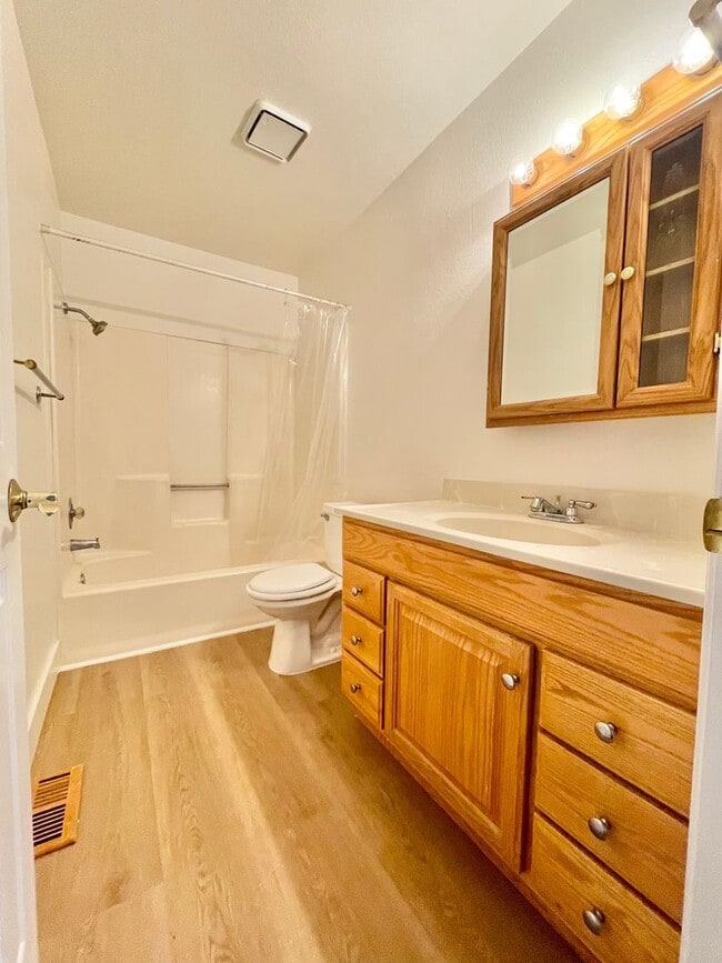 Building Photo - Welcome to this charming single-story home...