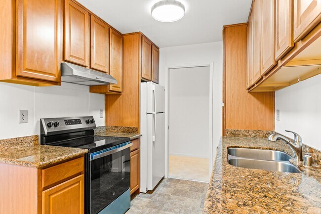 Building Photo - Modern 2-Bedroom Condo with Pool and Koi Pond Views
