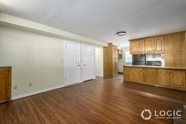 Building Photo - 5613/5617 S 1250 E