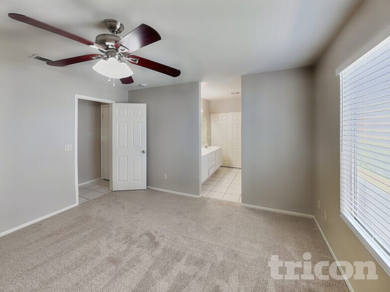 Building Photo - 5703 Roundrock Dr