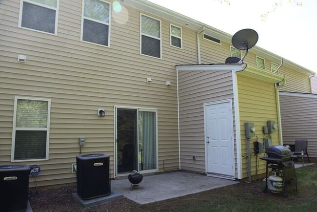 Building Photo - Bent Creek Town Home