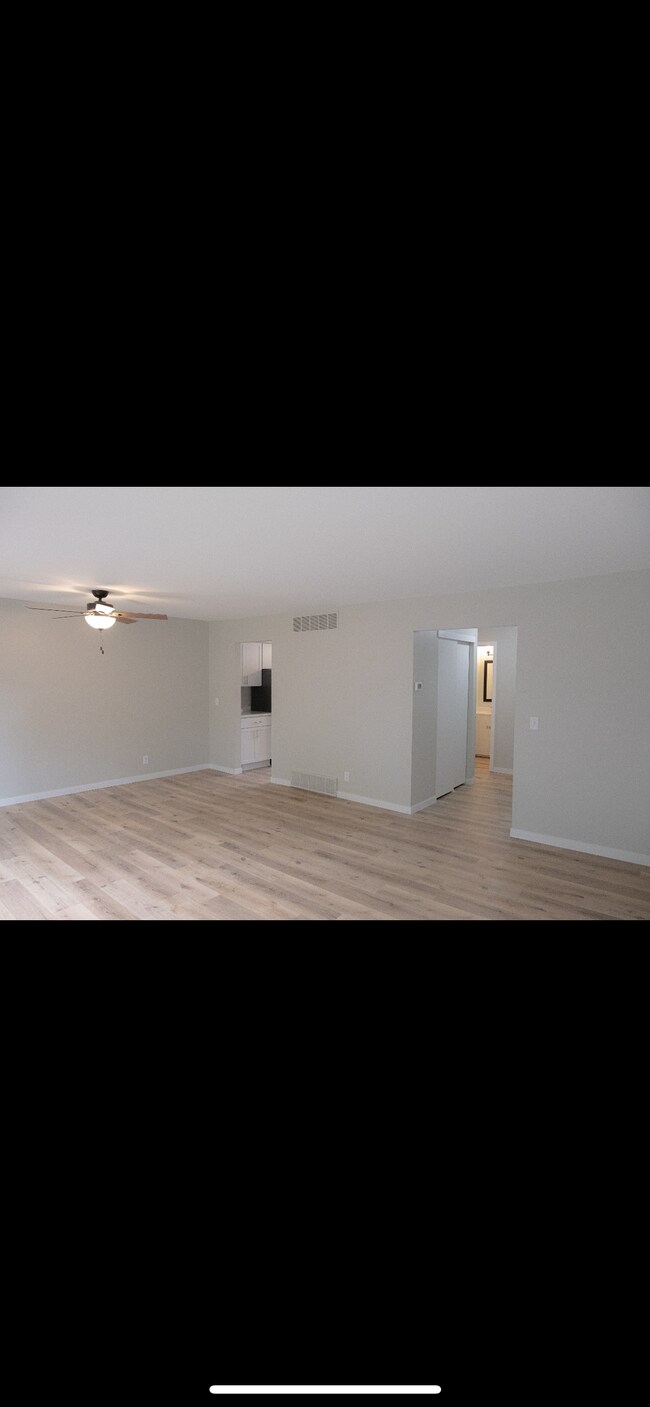 Building Photo - 5835 Cambridge Cir