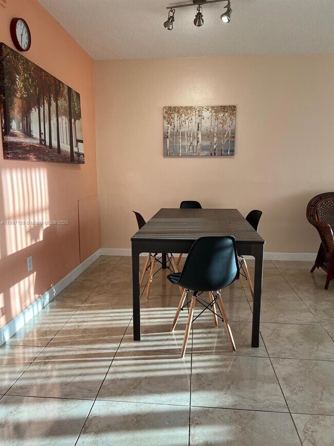 Building Photo - 1591 NE Miami Gardens Dr