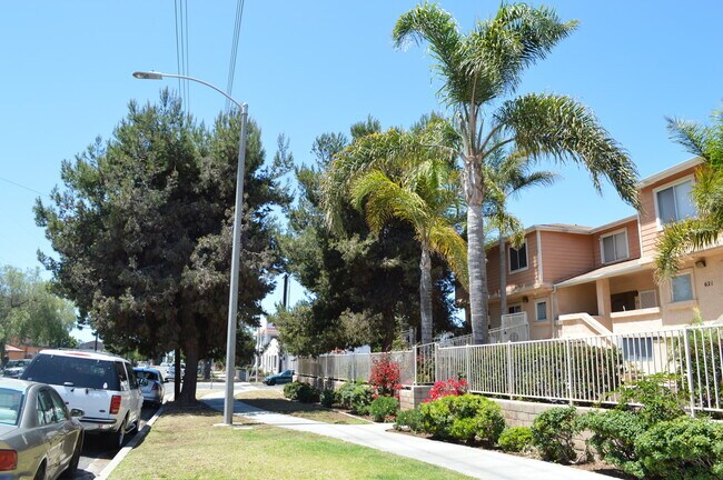 Building Photo - 2 BR, 1 and 1/2 BA Condo with 2 Parking Space