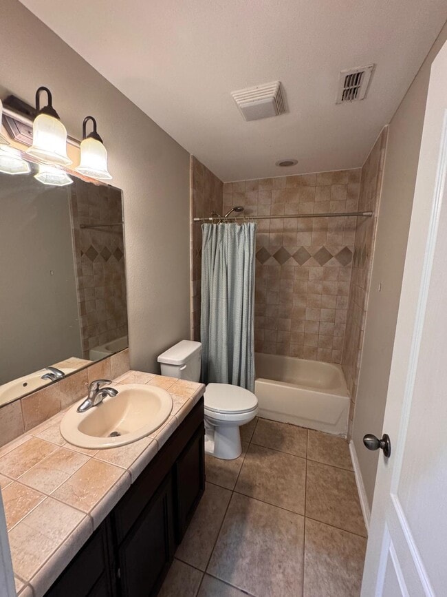 Building Photo - 705 Puig Dr