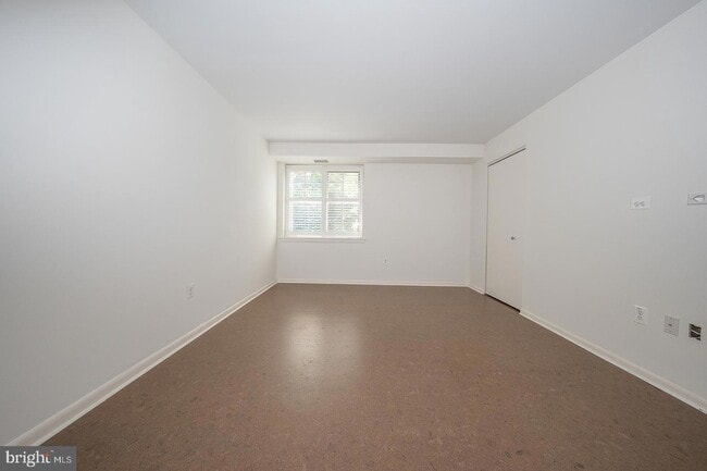 Building Photo - 1640 Oakwood Dr