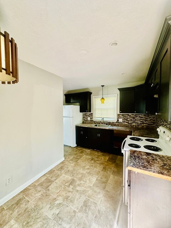 Building Photo - Cute 3 Bedroom 1 Bath For Rent!