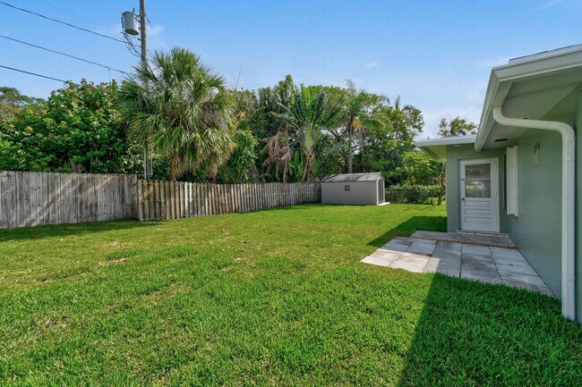 Building Photo - Beautifully maintained 2-bed/2-bath single-family residence is available for rent in one of West ...