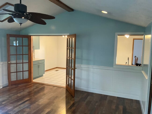 Building Photo - Spacious 3bed 3 bath Split-Level in Bethel...