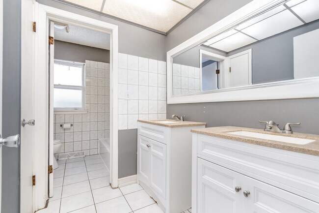 Building Photo - 2913 Kensington Ave