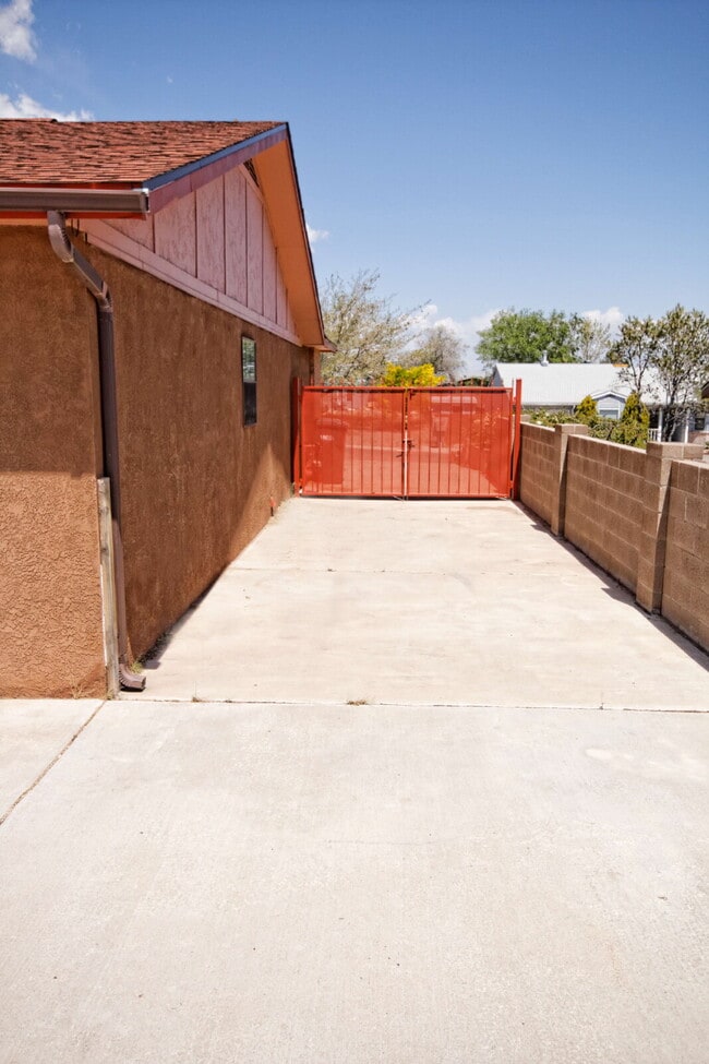 Building Photo - Comfortable home on a cul-de-sac with a great floorplan.