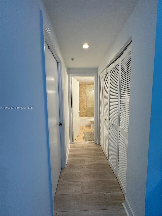 Building Photo - 7501 E Treasure Dr