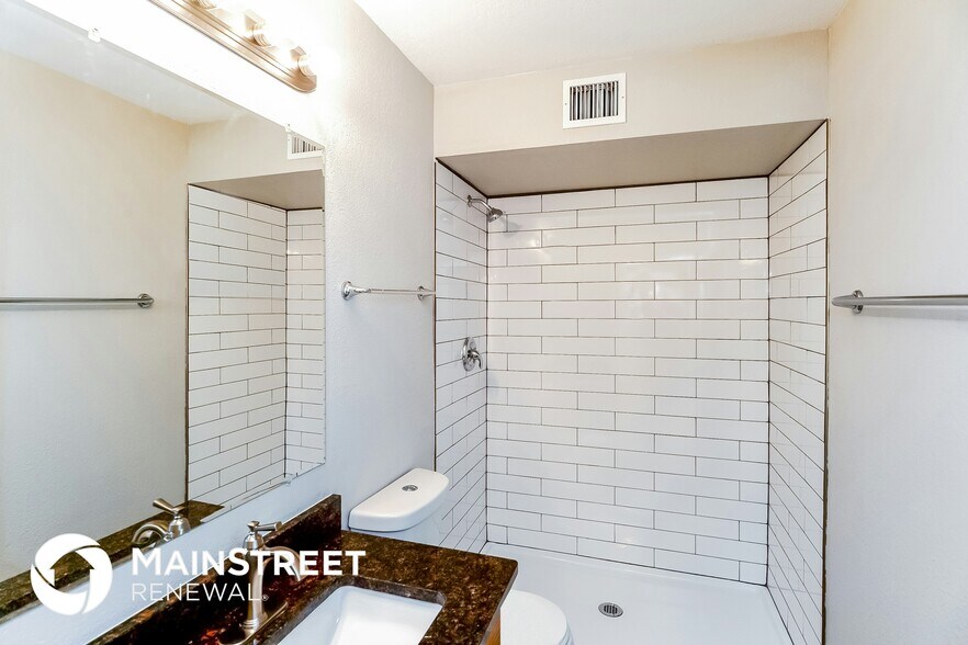 Building Photo - 555 N Elm