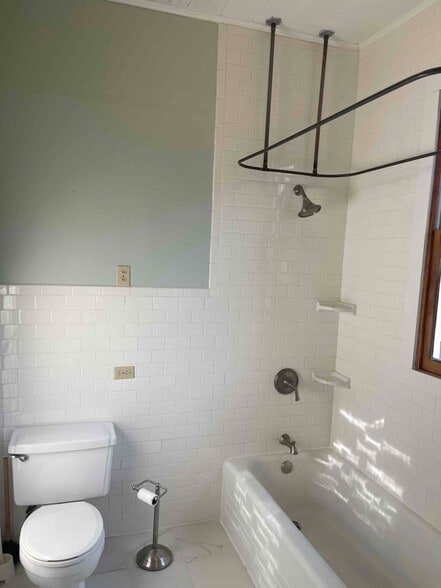 Building Photo - 162 Johnson St