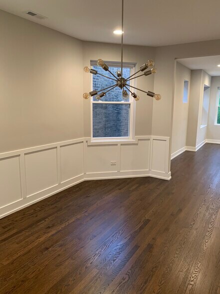 Building Photo - 5315 W Montrose Ave