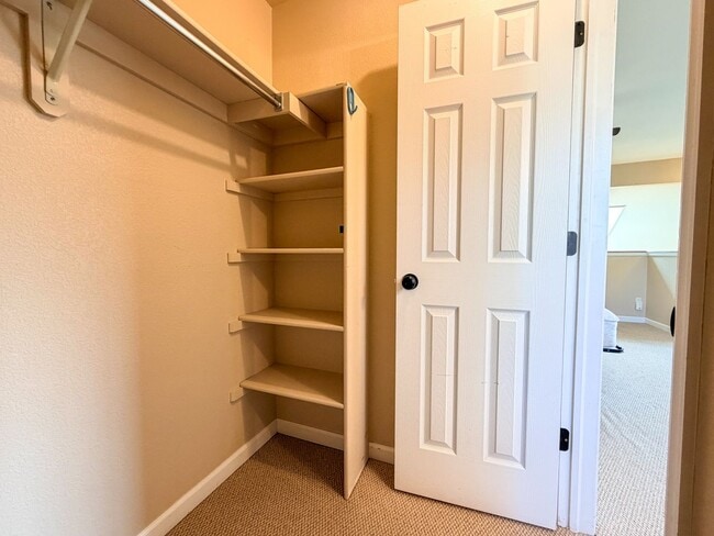 Building Photo - Open and Bright Corner Unit