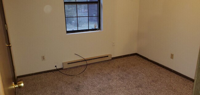Building Photo - 3 bd, 2 ba house, Midway Heights subdivision just west of Columbia, recently painted, partially f...