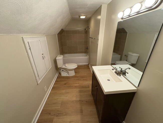Building Photo - Updated 4 bed 1.5 Bath in Omaha