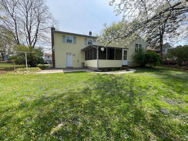 Building Photo - 113 E Woodland Dr