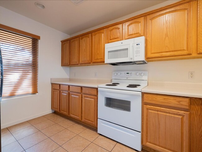 Building Photo - 3 Bedroom 2.5 Bath