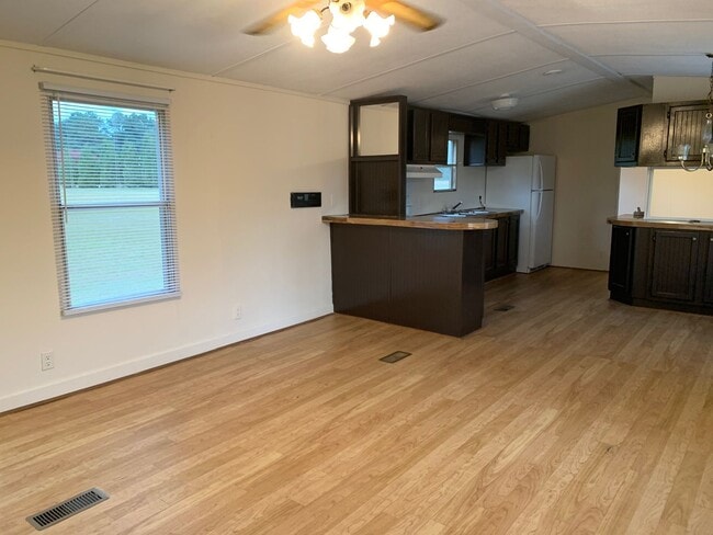 Building Photo - 3 BR, 2 BA Single Wide on Private Lot *Pri...