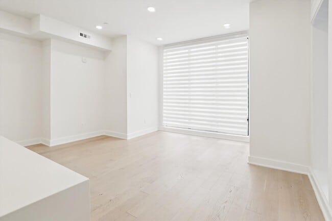 Building Photo - 517 Montana Ave NE