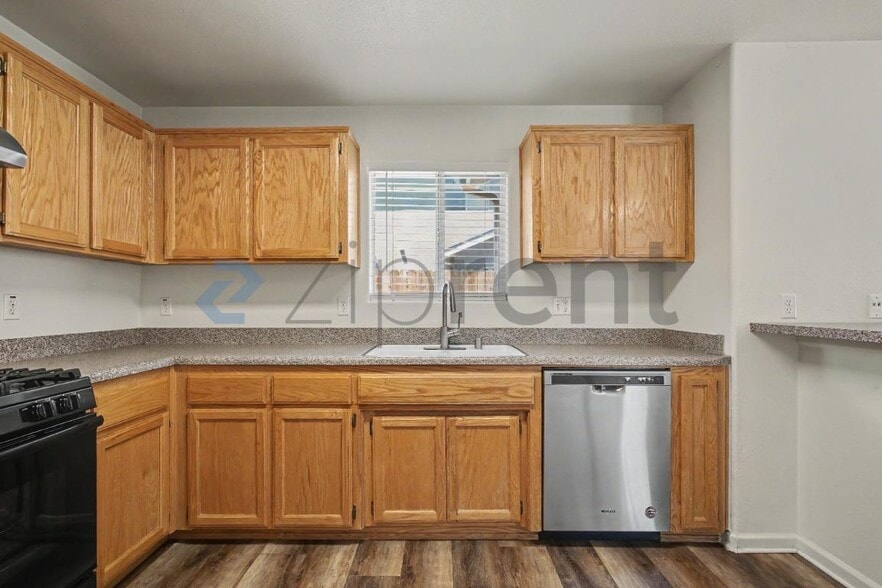 Building Photo - Unit D
