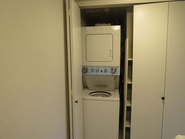 Building Photo - Redmond Downtown Charming 530 sf Studio $ 1695.00 includes parking