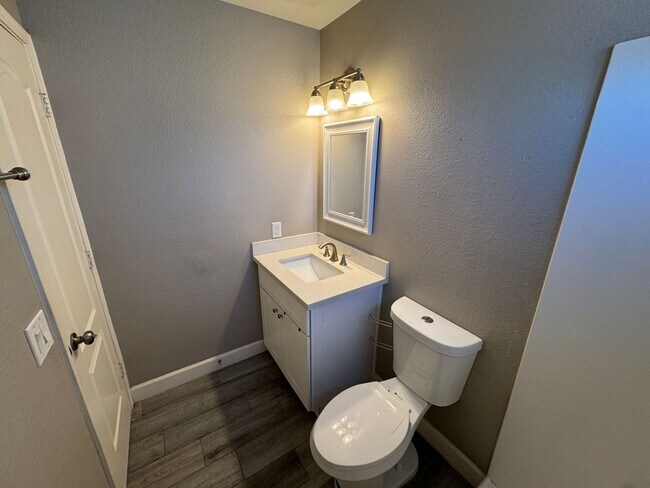 Building Photo - Stunning 3-bedroom, 2-bathroom home locate...